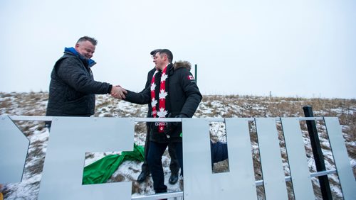 MIKAELA MACKENZIE / WINNIPEG FREE PRESS
Mayor Brian Bowman (right) shakes hands with President of SRS Signs and Service Inc. Shane Storie after unveiling the new Garbage Hill sign at West View Park in Winnipeg on Thursday, Dec. 20, 2018. 
Winnipeg Free Press 2018.