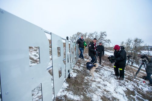 MIKAELA MACKENZIE / WINNIPEG FREE PRESS
Mayor Brian Bowman takes a look at the new Garbage Hill sign at West View Park in Winnipeg on Thursday, Dec. 20, 2018. 
Winnipeg Free Press 2018.