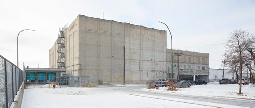 MIKE DEAL / WINNIPEG FREE PRESS
Licensed cannabis producer Bonify uses the old Winnipeg Cold Storage building at Salter Street and Jarvis Avenue.
181220 - Thursday, December 20, 2018.