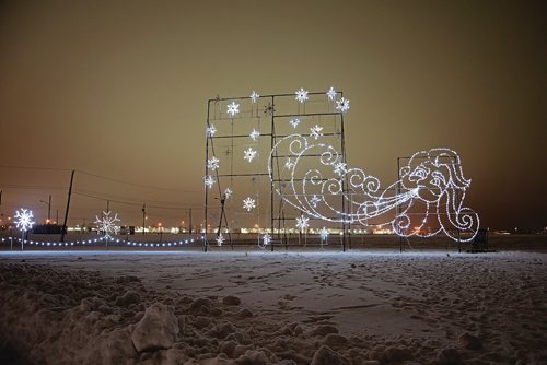 Canstar Community News Dec. 12 - Visitors take in CanadInns Winter Wonderland at Red River Exibition grounds on a Wednesday night. (EVA WASNEY/CANSTAR COMMUNITY NEWS/METRO)