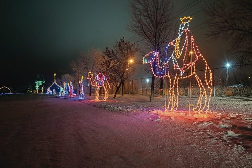 Canstar Community News Dec. 12 - Visitors take in CanadInns Winter Wonderland at Red River Exibition grounds on a Wednesday night. (EVA WASNEY/CANSTAR COMMUNITY NEWS/METRO)