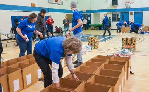 Katie McKenzie / Ma Mawi Wi Chi Itata Centre
Volunteers pack hampers at R. B. Russell School for the 16th annual Christmas Hamper Drive hosted by Ma Mawi Wi Chi Itata Centre and Bell MTS.

181222 - Saturday, December 22, 2018.