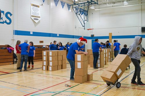 Katie McKenzie / Ma Mawi Wi Chi Itata Centre
Volunteers pack hampers at R. B. Russell School for the 16th annual Christmas Hamper Drive hosted by Ma Mawi Wi Chi Itata Centre and Bell MTS.

181222 - Saturday, December 22, 2018.