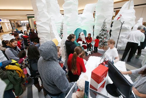 JOHN WOODS / WINNIPEG FREE PRESS
People line up to see Santa at Santa's Ice City in Garden City Shopping Centre in Winnipeg Sunday, December 23, 2018.