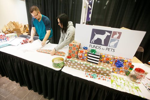 JOHN WOODS / WINNIPEG FREE PRESS
Amber Fox and Kyle Rothery wrap gifts at Garden City Shopping Centre for Funds for Pets in Winnipeg  Sunday, December 23, 2018.