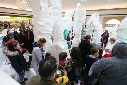 JOHN WOODS / WINNIPEG FREE PRESS
People line up to see Santa at Santa's Ice City in Garden City Shopping Centre in Winnipeg Sunday, December 23, 2018.