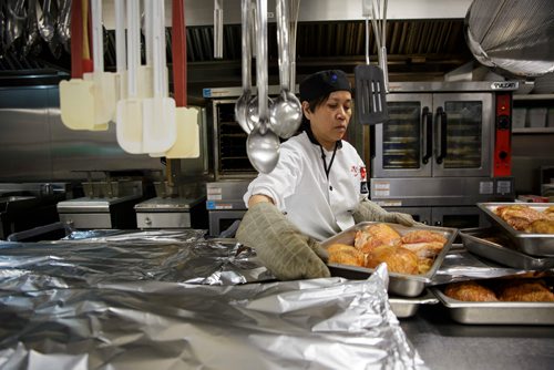 MIKE DEAL / WINNIPEG FREE PRESS
The Siloam Mission Christmas Eve meal serves over 600 people with anywhere from 65-100 volunteers to help make it happen on Monday December 24, 2018.
Chef Marilou Castro covers the freshly roasted turkey just before service begins at noon.
181224 - Monday, December 24, 2018.