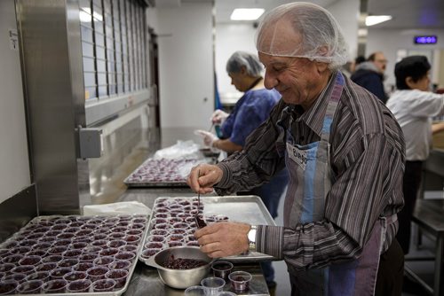 MIKE DEAL / WINNIPEG FREE PRESS
The Siloam Mission Christmas Eve meal serves over 600 people with anywhere from 65-100 volunteers to help make it happen on Monday December 24, 2018.
Volunteer Biagio DeDominicis prepares the cranberry sauce just before service starts at noon.
181224 - Monday, December 24, 2018.