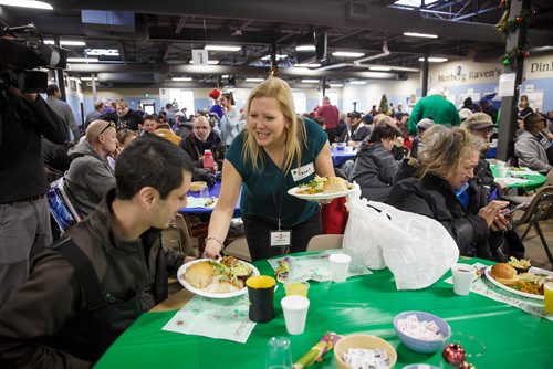MIKE DEAL / WINNIPEG FREE PRESS
The Siloam Mission Christmas Eve meal serves over 600 people with anywhere from 65-100 volunteers to help make it happen on Monday December 24, 2018.
Janet serves Raymond Caribou his turkey dinner.
181224 - Monday, December 24, 2018.