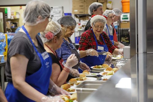 MIKE DEAL / WINNIPEG FREE PRESS
The Siloam Mission Christmas Eve meal serves over 600 people with anywhere from 65-100 volunteers to help make it happen on Monday December 24, 2018.
Volunteers start plating meal, with Wendy Woods in the santa hat placing turkey on each plate.
181224 - Monday, December 24, 2018.