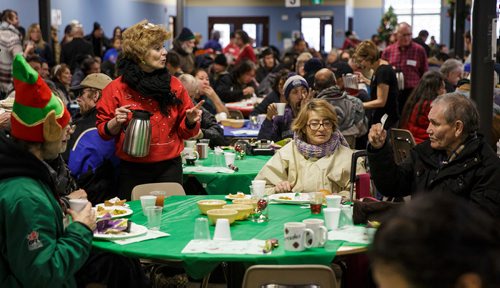 MIKE DEAL / WINNIPEG FREE PRESS
The Siloam Mission Christmas Eve meal serves over 600 people with anywhere from 65-100 volunteers to help make it happen on Monday December 24, 2018.
Pam White serves coffee to community members during the dinner.
181224 - Monday, December 24, 2018.
