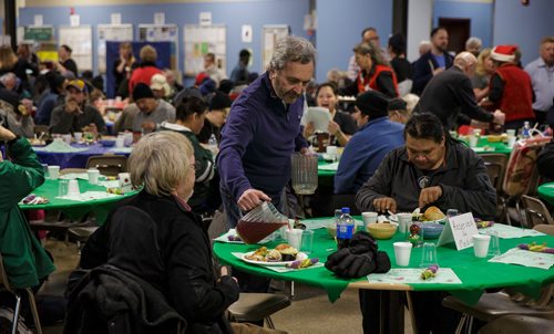 MIKE DEAL / WINNIPEG FREE PRESS
The Siloam Mission Christmas Eve meal serves over 600 people with anywhere from 65-100 volunteers to help make it happen on Monday December 24, 2018.
Chief Justice Glenn Joyal serves juice to community members during the dinner.
181224 - Monday, December 24, 2018.