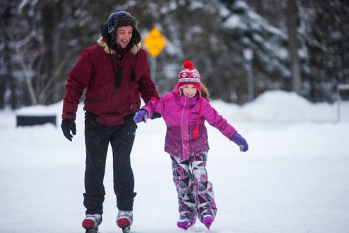 MIKAELA MACKENZIE / WINNIPEG FREE PRESS
Emily Keselman, nine, goes skating with her dad, Tony, in Assiniboine Park on Christmas morning in Winnipeg on Tuesday, Dec. 25, 2018. 
Winnipeg Free Press 2018.