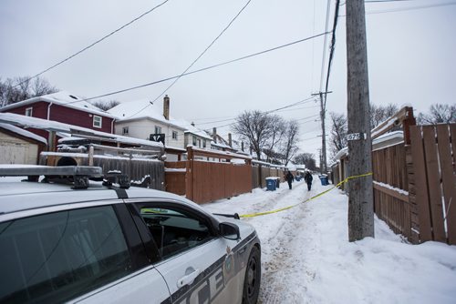 MIKAELA MACKENZIE / WINNIPEG FREE PRESS
A homicide investigation at the 400 block of Victor Street in Winnipeg on Tuesday, Dec. 25, 2018. 
Winnipeg Free Press 2018.