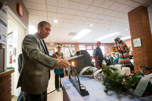 MIKAELA MACKENZIE / WINNIPEG FREE PRESS
Rabbi Anibal Mass lights the menorah at the annual Christmas lunch hosted by the West Broadway Community Ministry and Shaarey Zedek at Crossways in Common in Winnipeg on Tuesday, Dec. 25, 2018. 
Winnipeg Free Press 2018.