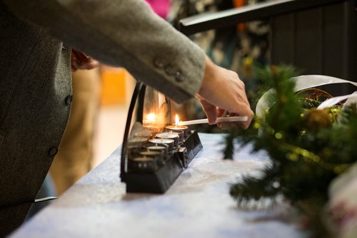 MIKAELA MACKENZIE / WINNIPEG FREE PRESS
Rabbi Anibal Mass lights the menorah at the annual Christmas lunch hosted by the West Broadway Community Ministry and Shaarey Zedek at Crossways in Common in Winnipeg on Tuesday, Dec. 25, 2018. 
Winnipeg Free Press 2018.