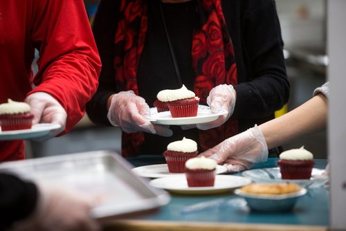 MIKAELA MACKENZIE / WINNIPEG FREE PRESS
Cupcakes at the annual Christmas lunch hosted by the West Broadway Community Ministry and Shaarey Zedek at Crossways in Common in Winnipeg on Tuesday, Dec. 25, 2018. 
Winnipeg Free Press 2018.