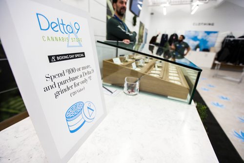 MIKAELA MACKENZIE / WINNIPEG FREE PRESS
Boxing Day at Delta 9 cannabis store in Winnipeg on Wednesday, Dec. 26, 2018. 
Winnipeg Free Press 2018.