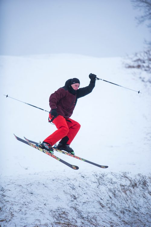 MIKAELA MACKENZIE / WINNIPEG FREE PRESS
Dylan Peters does a 180 skiing at West View Park in Winnipeg on Wednesday, Dec. 26, 2018. 
Winnipeg Free Press 2018.