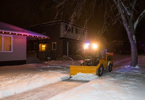 DAVID LIPNOWSKI / WINNIPEG FREE PRESS

Equipment operator for the City of Winnipeg Public Works Department, Michael Correia, cleans sidewalks in River Heights Wednesday December 26, 2018.