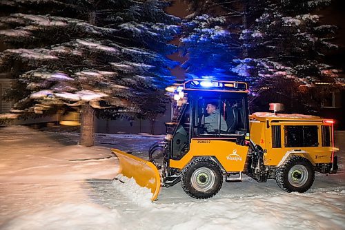 DAVID LIPNOWSKI / WINNIPEG FREE PRESS

Equipment operator for the City of Winnipeg Public Works Department, Michael Correia, cleans sidewalks in River Heights Wednesday December 26, 2018.