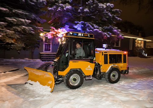 DAVID LIPNOWSKI / WINNIPEG FREE PRESS

Equipment operator for the City of Winnipeg Public Works Department, Michael Correia, cleans sidewalks in River Heights Wednesday December 26, 2018.