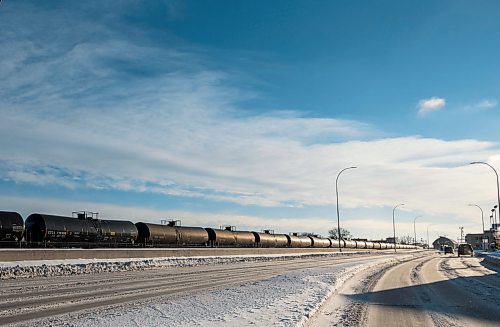 DAVID LIPNOWSKI / WINNIPEG FREE PRESS

Oil tank train cars along Donald Street Thursday December 27, 2018.