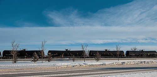 DAVID LIPNOWSKI / WINNIPEG FREE PRESS

Oil tank train cars along Donald Street Thursday December 27, 2018.