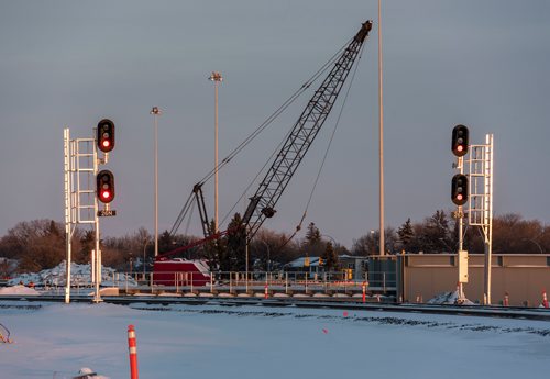 DAVID LIPNOWSKI / WINNIPEG FREE PRESS

A train signal near the Jubilee overpass Thursday December 27, 2018.