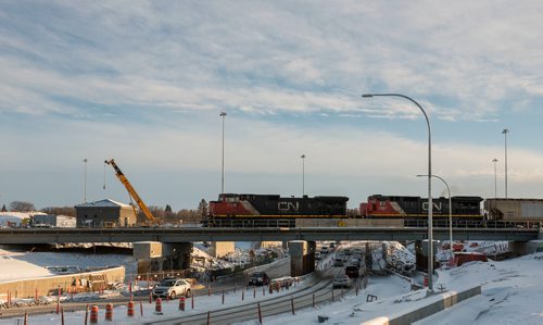 DAVID LIPNOWSKI / WINNIPEG FREE PRESS

A train travels over the Jubilee overpass Thursday December 27, 2018.