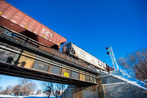 MIKAELA MACKENZIE / WINNIPEG FREE PRESS
The CP rail line in St. Boniface in Winnipeg on Friday, Dec. 28, 2018. 
Winnipeg Free Press 2018.