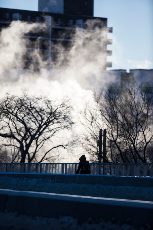 MIKAELA MACKENZIE / WINNIPEG FREE PRESS
Winnipeggers tough it out in the cold temperatures on the Osborne Street Bridge in Winnipeg on Monday, Dec. 31, 2018. 
Winnipeg Free Press 2018.