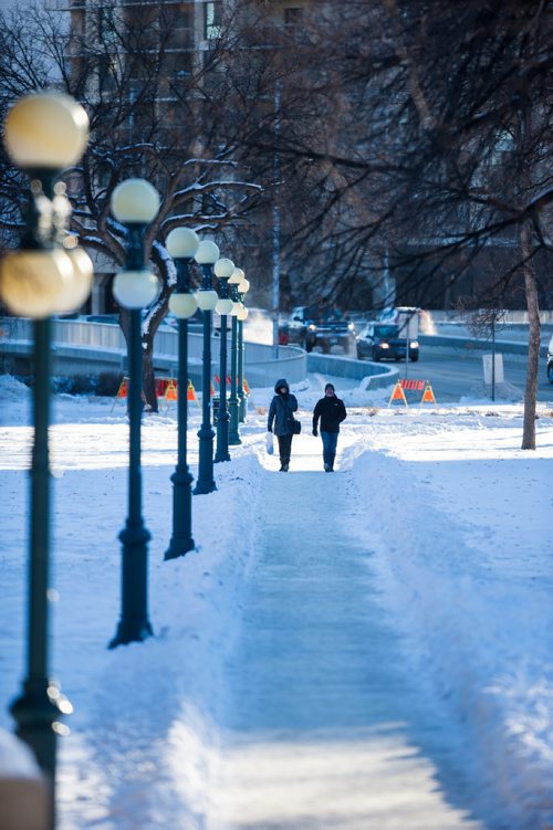 MIKAELA MACKENZIE / WINNIPEG FREE PRESS
Winnipeggers tough it out in the cold temperatures walking across the Legislature grounds in Winnipeg on Monday, Dec. 31, 2018. 
Winnipeg Free Press 2018.