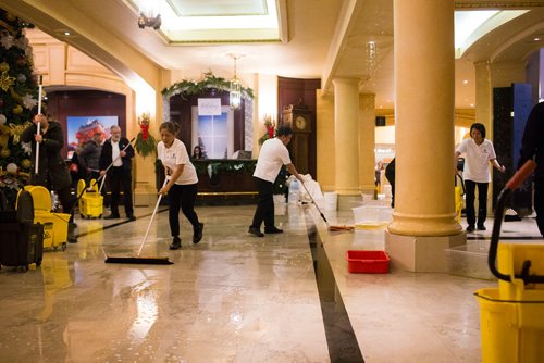 MIKAELA MACKENZIE / WINNIPEG FREE PRESS
Employees rush to contain the water at the Fort Garry Hotel after a pipe reportedly burst at Fort Garry Place and came down to the hotel through the skywalk in Winnipeg on Tuesday, Jan. 1, 2019. 
Winnipeg Free Press 2018.