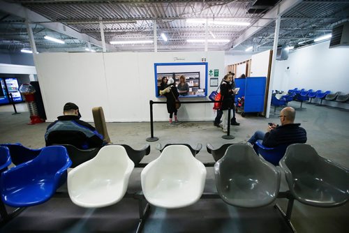 JOHN WOODS / WINNIPEG FREE PRESS
Lori Mann, centre, owner of Maple Bus Lines (MBL), and her daughter serve their customers at their depot on Sherbrook St in Winnipeg Tuesday, January 1, 2019. MBL now serves northern communities after Greyhound stopped all service.