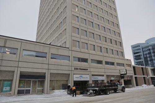 MIKE DEAL / WINNIPEG FREE PRESS
Manitoba Hydro reported an outage at about 8:25 a.m. stretching from the University of Winnipeg to The Bay. 
Crews were at Graham and Kennedy dealing with a flooded basement at 233 Kennedy Street. 
190102 - Wednesday, January 2, 2019