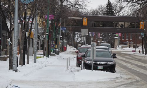 MIKE DEAL / WINNIPEG FREE PRESS
The bike lane on Sherbrook, where nearly every bollard has been removed entirely.
190102 - Wednesday, January 2, 2019