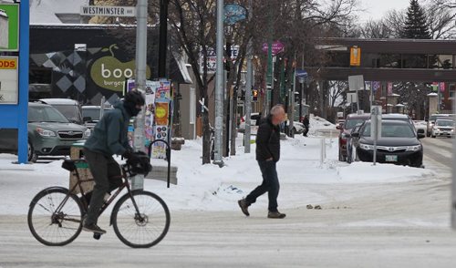 MIKE DEAL / WINNIPEG FREE PRESS
The bike lane on Sherbrook, where nearly every bollard has been removed entirely.
190102 - Wednesday, January 2, 2019