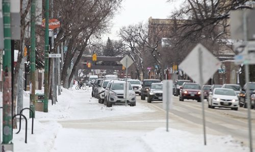 MIKE DEAL / WINNIPEG FREE PRESS
The bike lane on Sherbrook, where nearly every bollard has been removed entirely.
190102 - Wednesday, January 2, 2019