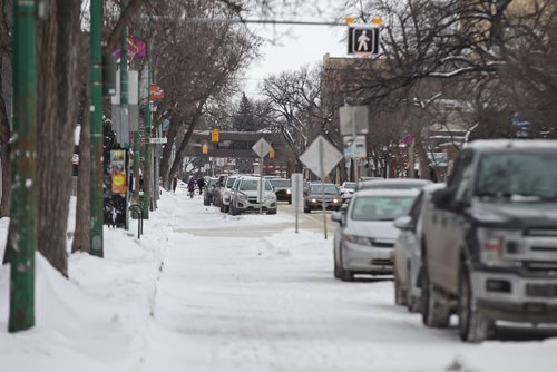 MIKE DEAL / WINNIPEG FREE PRESS
The bike lane on Sherbrook, where nearly every bollard has been removed entirely.
190102 - Wednesday, January 2, 2019