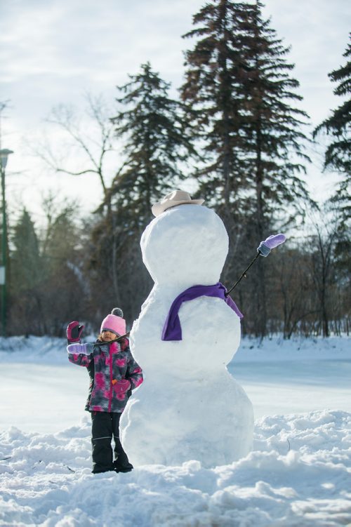 MIKAELA MACKENZIE / WINNIPEG FREE PRESS
Amelia Happychuk (five) tries to high five the snowman she made with their dad at St. Vital Park in Winnipeg on Thursday, Jan. 3, 2019. 
Winnipeg Free Press 2018.