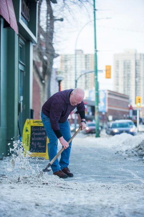 MIKAELA MACKENZIE / WINNIPEG FREE PRESS
John Coward, owner of Buccacino's, takes advantage of the warm weather to clear the sidewalk in Winnipeg on Thursday, Jan. 3, 2019. 
Winnipeg Free Press 2018.