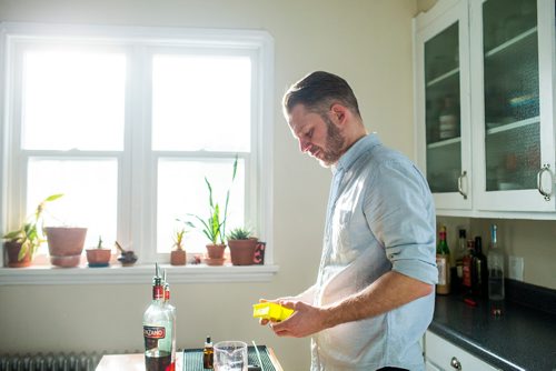 MIKAELA MACKENZIE / WINNIPEG FREE PRESS
Josey Krahn makes a negroni at his home bar in Winnipeg on Thursday, Jan. 3, 2019. 
Winnipeg Free Press 2018.