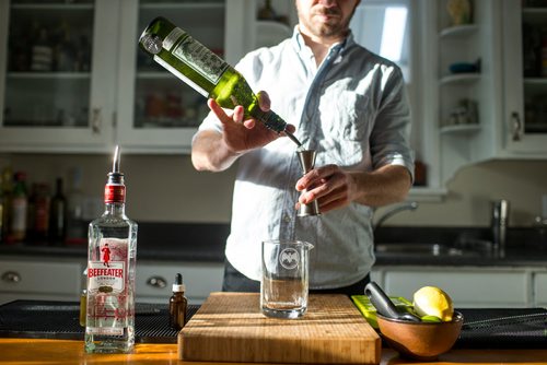 MIKAELA MACKENZIE / WINNIPEG FREE PRESS
Josey Krahn makes a gin martini at his home bar in Winnipeg on Thursday, Jan. 3, 2019. 
Winnipeg Free Press 2018.