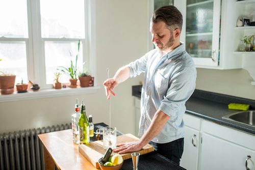 MIKAELA MACKENZIE / WINNIPEG FREE PRESS
Josey Krahn makes a gin martini at his home bar in Winnipeg on Thursday, Jan. 3, 2019. 
Winnipeg Free Press 2018.