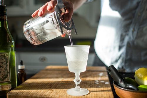 MIKAELA MACKENZIE / WINNIPEG FREE PRESS
Josey Krahn makes a gin martini at his home bar in Winnipeg on Thursday, Jan. 3, 2019. 
Winnipeg Free Press 2018.