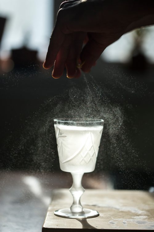 MIKAELA MACKENZIE / WINNIPEG FREE PRESS
Josey Krahn makes a gin martini at his home bar in Winnipeg on Thursday, Jan. 3, 2019. 
Winnipeg Free Press 2018.