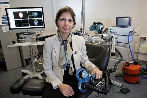 MIKE DEAL / WINNIPEG FREE PRESS
Profesor Zahra Moussavi in her lab at the Riverview Health Centre where shes conducting repetitive transcranial magnetic stimulation (rTMS) in the treatment of early onset and mild Alzheimers.
190104 - Friday, January 04, 2019.