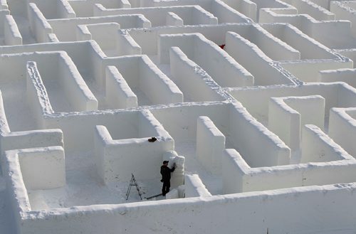 MIKE DEAL / WINNIPEG FREE PRESS
Snow carver, Lyle Peters, from Steinbeck, works on some sculptures the day before the big grand opening.
Clint and Angie Masse who own A Maze in Corn near St. Adolphe have constructed a maze made of snow they hope will break a world record.
190104 - Friday, January 04, 2019.