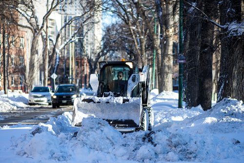 MIKAELA MACKENZIE / WINNIPEG FREE PRESS
A bike lane on Assiniboine Avenue gets cleared on Monday, Jan. 7, 2019. 
Winnipeg Free Press 2018.